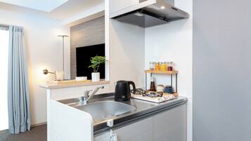 Full-sized fridge, microwave, stovetop, electric kettle