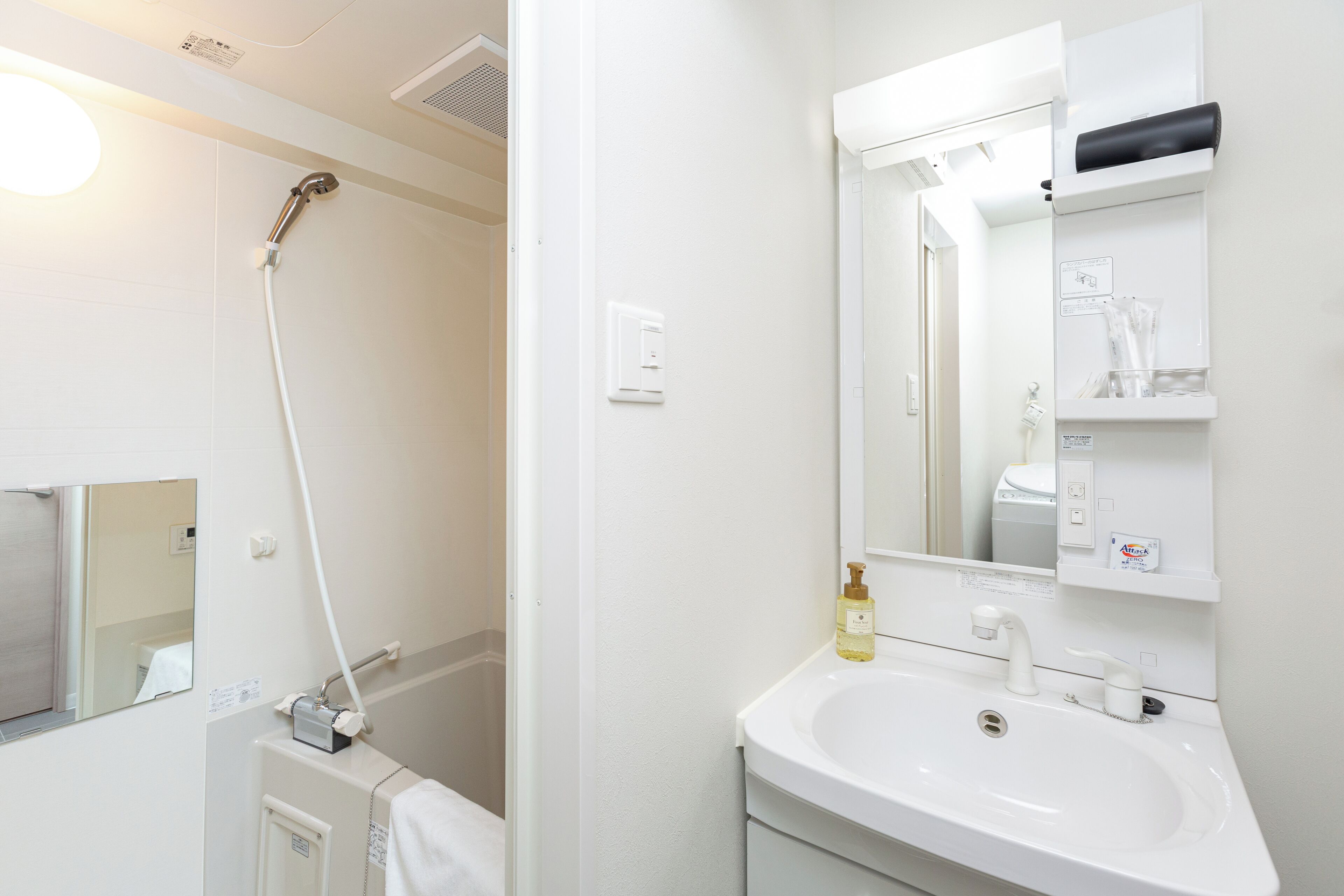 Separate bathtub and shower, hair dryer, slippers, bidet