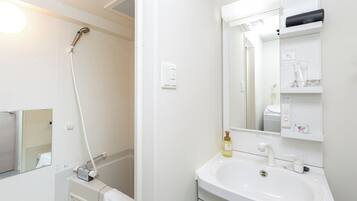 Separate bathtub and shower, hair dryer, slippers, bidet