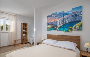 4 bedrooms, iron/ironing board, free WiFi, bed sheets