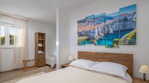 4 bedrooms, iron/ironing board, free WiFi, bed sheets