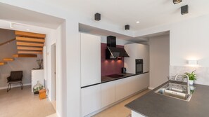 Geladeira, fogão, lava-louças, cafeteira/chaleira