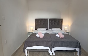 1 habitación, tabla de planchar con plancha, wifi gratis y ropa de cama