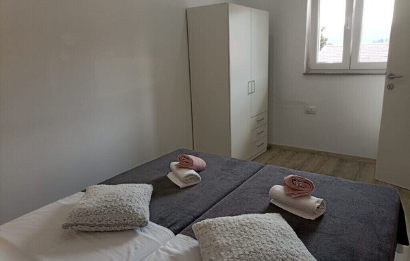 1 slaapkamer, een strijkplank/strijkijzer, gratis wifi, beddengoed