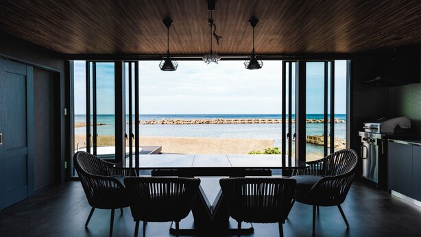 A modern kitchen with a view of the beach. - UMITOMA OCEAN VIEW RESORT ECHIZEN (Fukui)