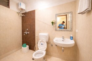 Shower, free toiletries, slippers, towels - Hotel Golden Beach inn Puri (Brahmagiri)