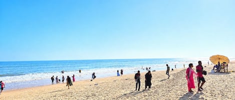 Di pantai dan pasir putih
