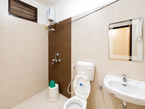 Dusche, kostenlose Toilettenartikel, Hausschuhe, Handtücher