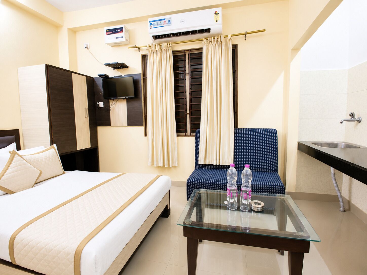 Hypo-allergenic bedding, in-room safe, desk, soundproofing
