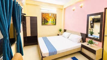 In-room safe, desk, soundproofing, free WiFi