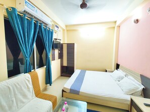 1 habitación, caja de seguridad en la habitación y escritorio 