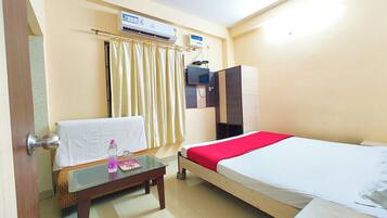 Deluxe tweepersoonskamer, meerdere bedden, airconditioning | Een kluis op de kamer, een bureau, geluiddichte muren, gratis wifi