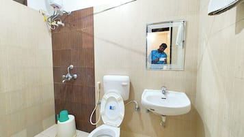 Chambre Double Deluxe | Salle de bain | Douche, articles de toilette gratuits, chaussons, serviettes fournies
