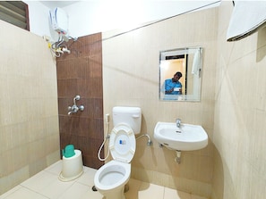 Quarto casal luxo | Banheiro | Chuveiro, produtos de toalete grátis, chinelos, toalhas de banho