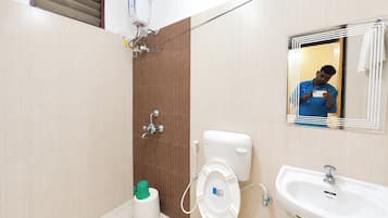 Douche, articles de toilette gratuits, chaussons, serviettes fournies