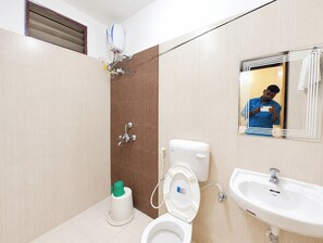 Shower, free toiletries, slippers, towels - Hotel Golden Beach inn Puri (Brahmagiri)