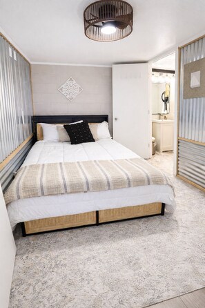 2 chambres, bureau, fer et planche à repasser, lit de bébé portatif