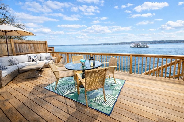 New Deck with comfy sectional couch, dining table w 4 chairs, gas bbq weber