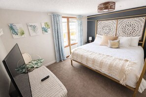 2 habitaciones, escritorio y tabla de planchar con plancha 