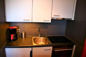 Fridge, oven, stovetop, coffee/tea maker