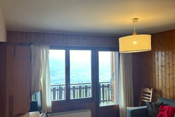 TV, caminetto, lettore DVD