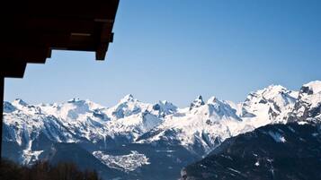 Een bergketen met besneeuwde toppen en een heldere lucht.