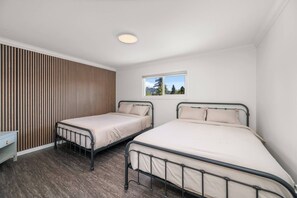 3 bedrooms, iron/ironing board, WiFi, bed sheets