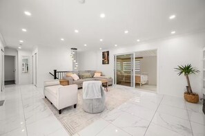 Interior - Luxury Living Hot Tub/Outdoor Projector/BBQ (Abbotsford)