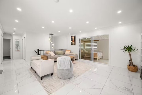 Luxury Living Hot Tub/Outdoor Projector/BBQ