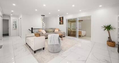 Luxury Living Hot Tub/Outdoor Projector/BBQ