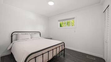 3 habitaciones, tabla de planchar con plancha, wifi y ropa de cama