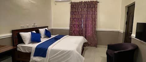 Desk, laptop workspace, iron/ironing board, free WiFi