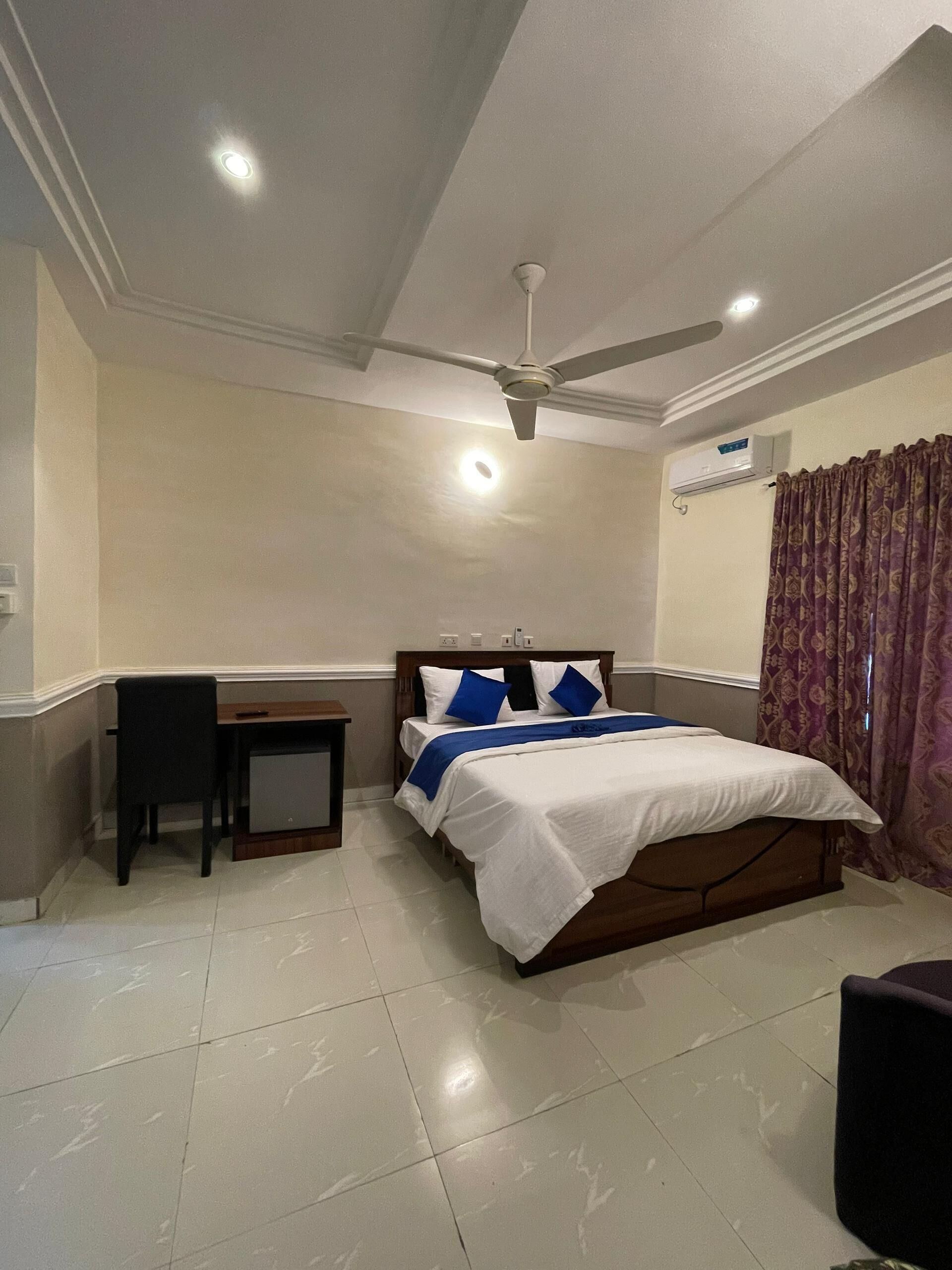 Desk, laptop workspace, iron/ironing board, free WiFi