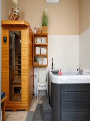 獨棟房屋 (Holiday Home Lišnjak) | 室內 Spa 池