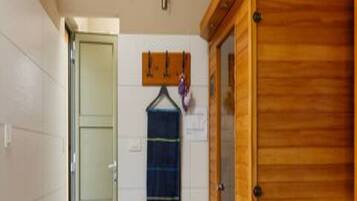 منزل (Holiday Home Lišnjak) | مغطس سبا داخلي