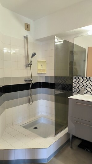 Shower, hair dryer - St Cyprien garden level with swimming pool by the beach (Saint-Cyprien)