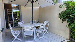 Outdoor dining - St Cyprien garden level with swimming pool by the beach (Saint-Cyprien)