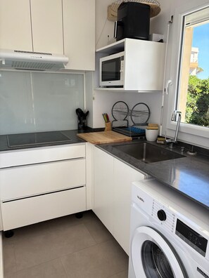 Kühlschrank, Mikrowelle, Wasserkocher mit Kaffee-/Teezubehör