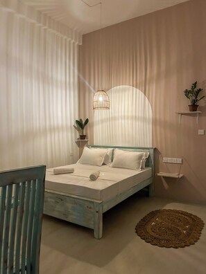 Deluxe tweepersoonskamer, terras, uitzicht op tuin | Een bureau, een laptopwerkplek, gratis wifi