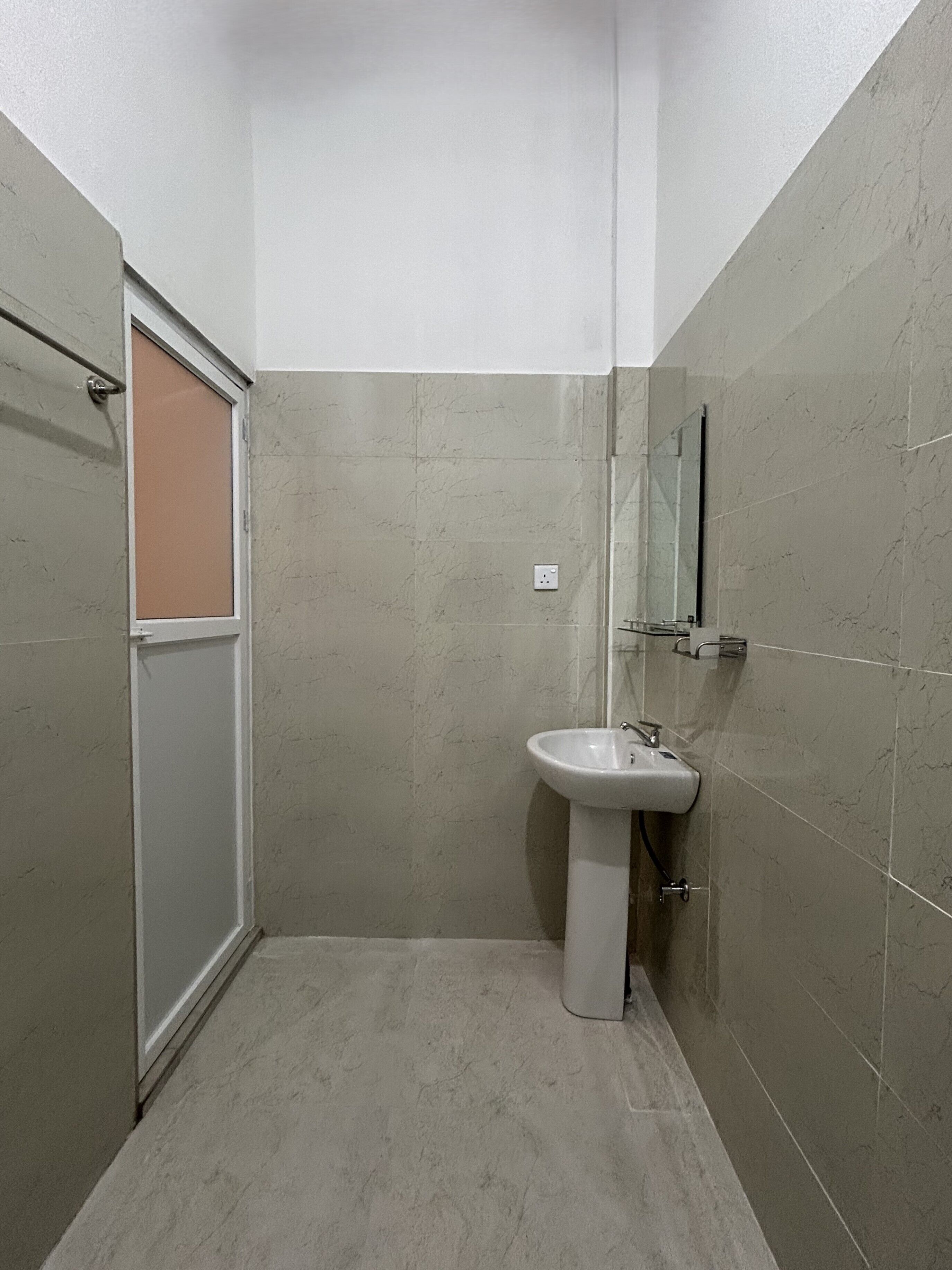 Habitación Deluxe doble, patio, vistas al jardín | Baño | Ducha, artículos de higiene personal gratuitos, toallas y jabón