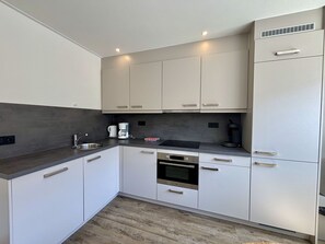 Frigorifero, forno, lavastoviglie, pentole/stoviglie/utensili