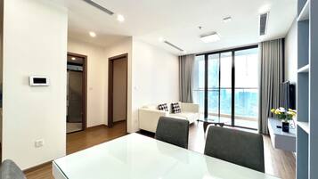 City Apartment, 3 Bedrooms, Lake View | Living area
