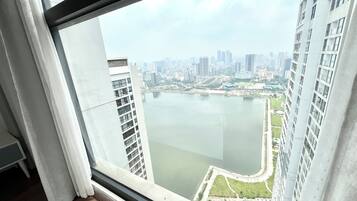 Apartamento urbano, 3 quartos, vista para o lago | Roupas de cama premium, individualmente decorados