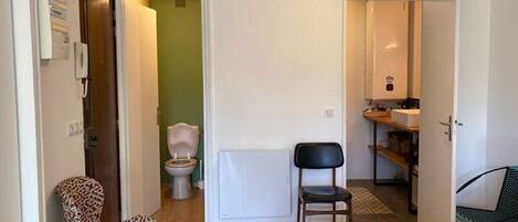 3 makuuhuonetta, silitysrauta/-lauta, Wi-Fi, vuodevaatteet