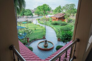 Deluxe Double Room, Garden View | Living area