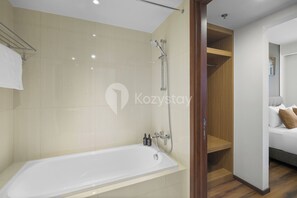 Appartement, 1 slaapkamer, uitzicht op de stad | Badkamer | Een bad/douchecombinatie, een haardroger, handdoeken, zeep