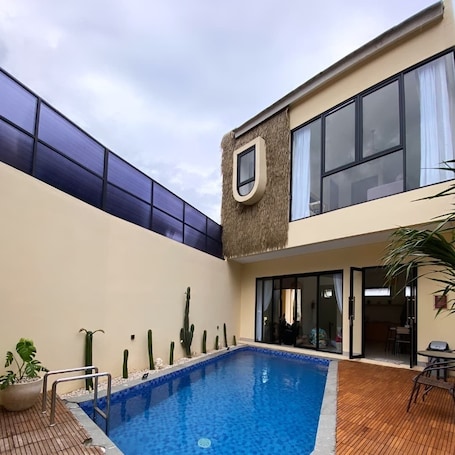Una piscina al aire libre
