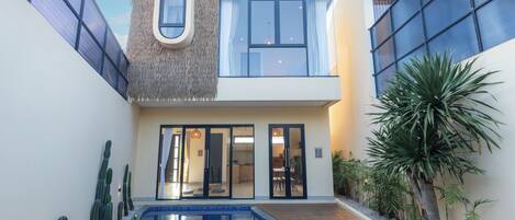 Una piscina al aire libre