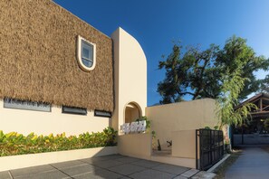 Vista frontal de la propiedad