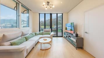 Basic Room, 3 Bedrooms (Dog Flirting(Private house)) | 3 bedrooms, free WiFi